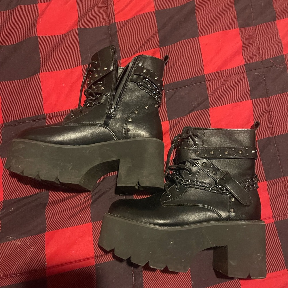 Size 7 platform boot! - Picture 3 of 5